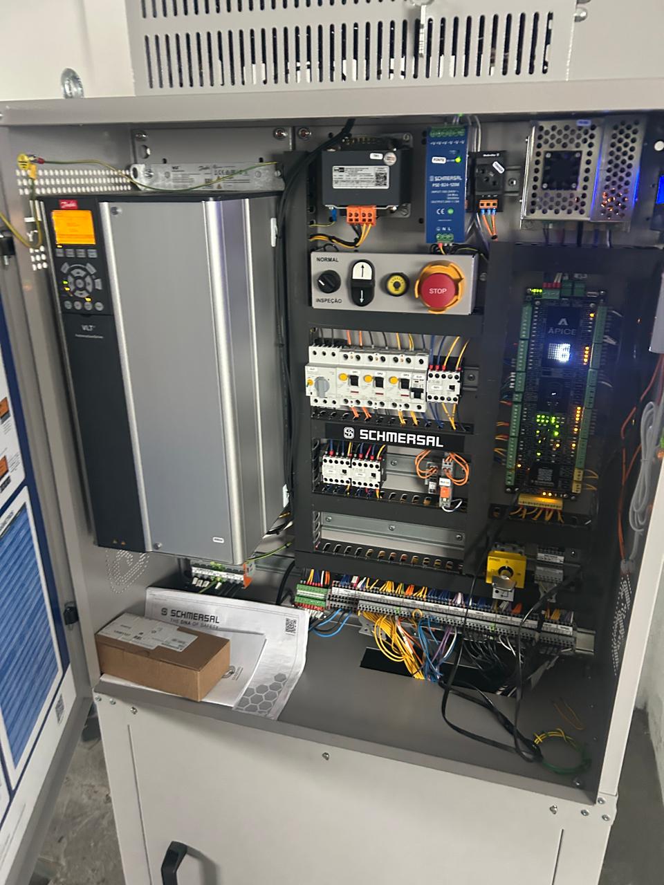 Painel de controle moderno de elevador após modernização