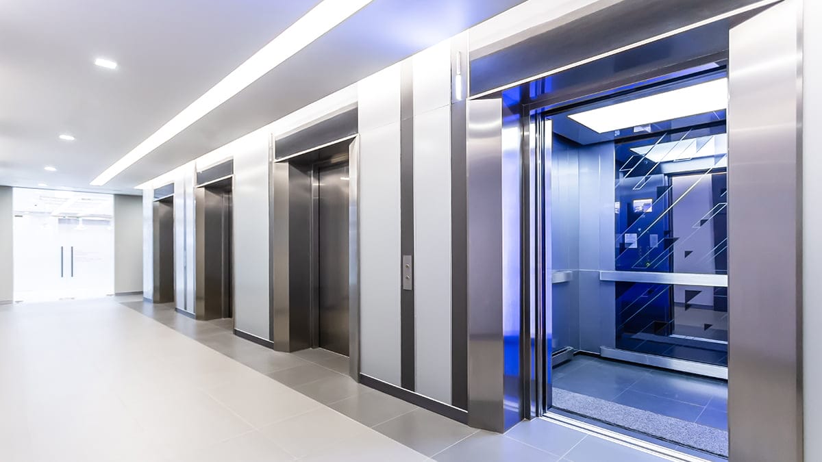Detalhe de componentes internos durante inspeção de elevador
